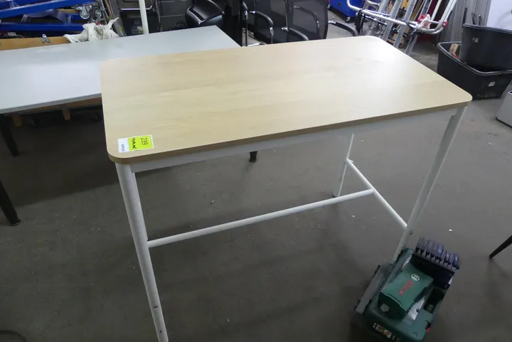 Schreibtisch Maße in cm ca.: 130 x 70 x 105